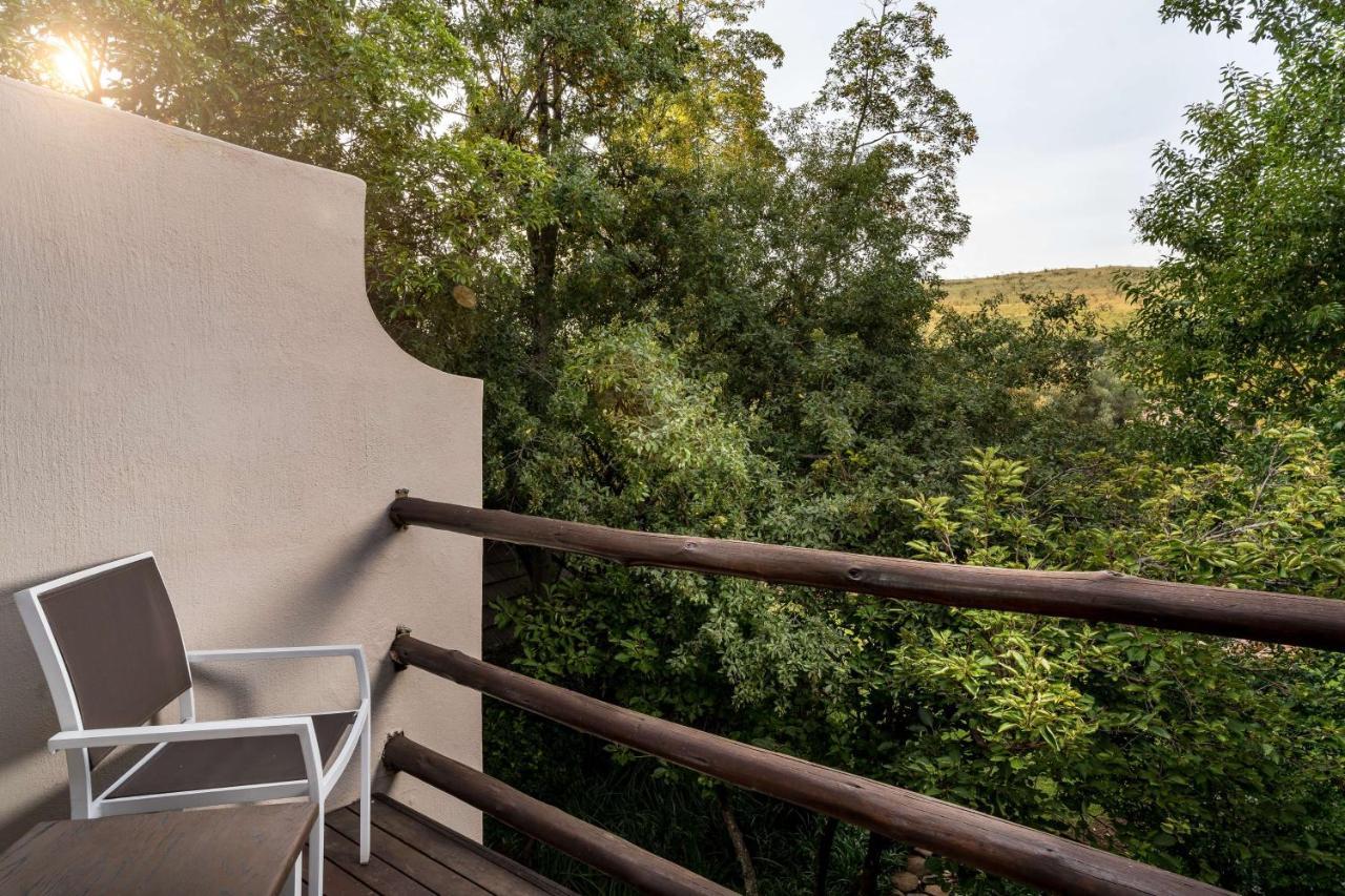 Mount Grace Hotel & Spa Magaliesburg Exterior foto A balcony at the hotel