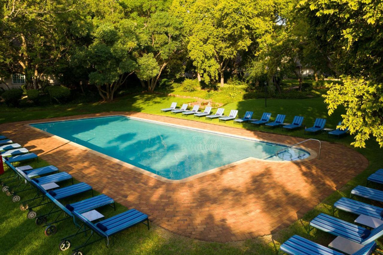 Mount Grace Hotel & Spa Magaliesburg Exterior foto The swimming pool at the hotel