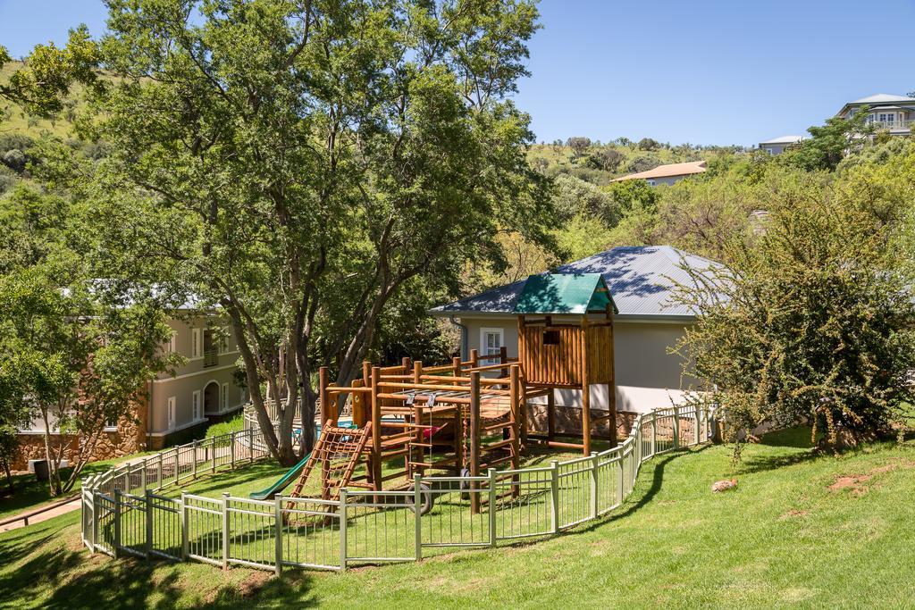 Mount Grace Hotel & Spa Magaliesburg Exterior foto A treehouse in a backyard