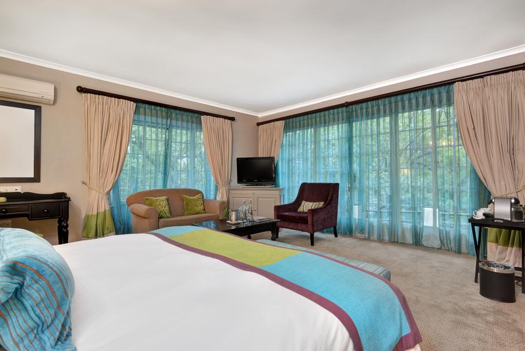 Mount Grace Hotel & Spa Magaliesburg Exterior foto A bedroom at the Taj Bengal