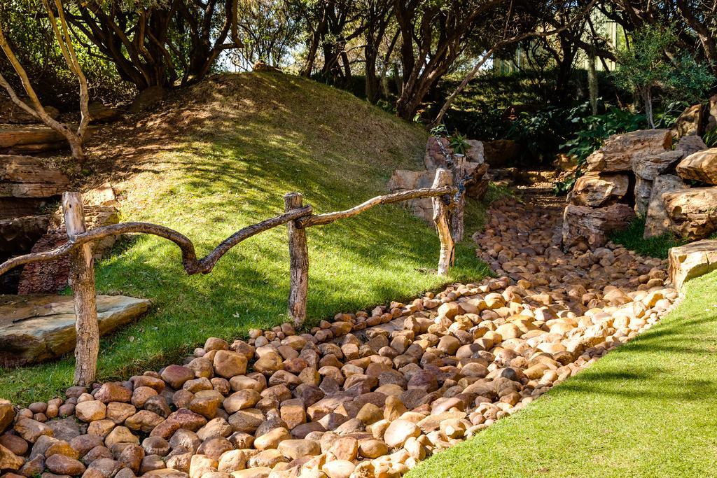 Mount Grace Hotel & Spa Magaliesburg Exterior foto A rock border