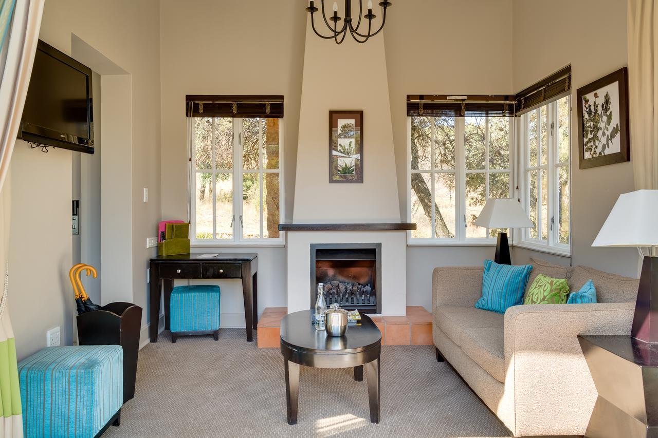 Mount Grace Hotel & Spa Magaliesburg Exterior foto A living room at the hotel